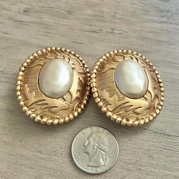 Vintage Gold and Pearl Large Clip On Earrings - Picture 5 of 5